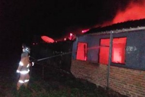 Petugas Damkar Kuningan saat berjibaku memadamkan api yang membakar rumah milik warga desa Cilimus.